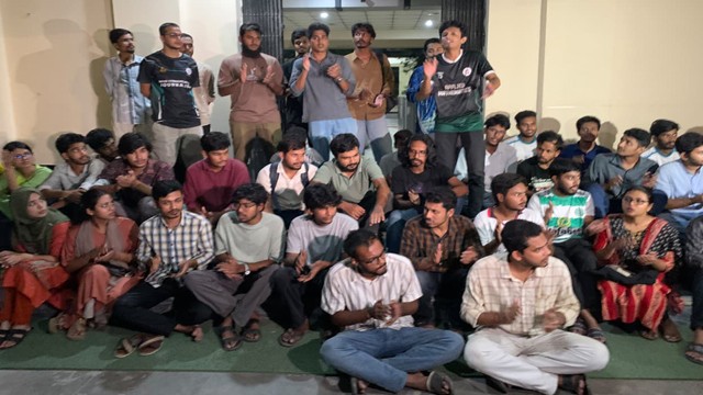 সাংবাদিকদের ওপর হামলার প্রতিবাদে রাবি প্রশাসনিক ভবন ঘেরাও