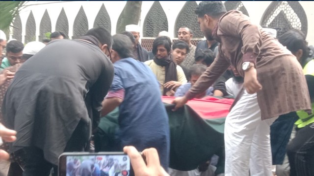 কবি নজরুলের সমাধি চত্বরে শহীদ হা‌দির দাফন সম্পন্ন