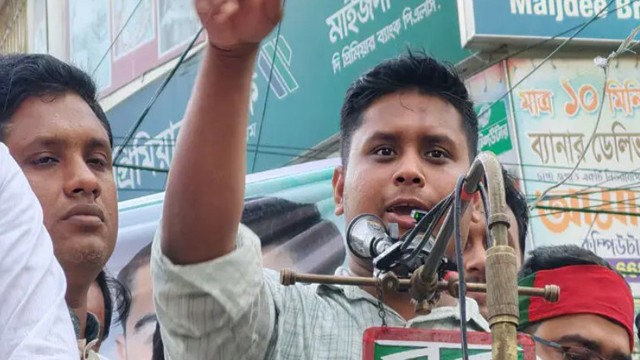 সরকার বিদ্যুৎ না দিয়ে জনগণের হাতে হারিকেন ধরিয়ে দিচ্ছে: হাসনাত