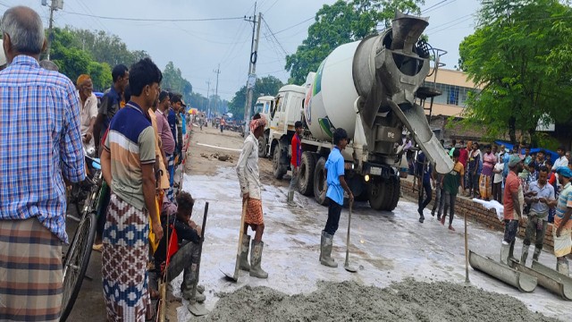 চাঁপাইনবাবগঞ্জ-সোনামসজিদ মহাসড়কে চলছে পুরো দমে প্রশস্তকরণের কাজ