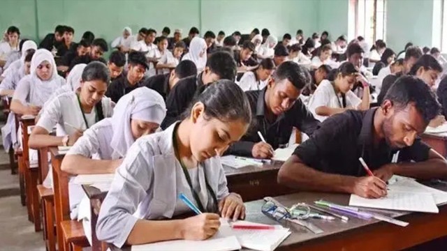 এইচএসসির প্রবেশপত্র পেতে ৮০০ টাকা গুনছেন পরীক্ষার্থীরা