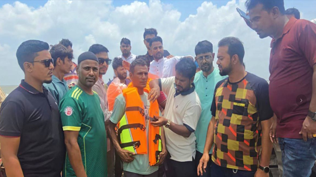 পদ্মায় নৌকাডুবি: মাঝিদের নিরাপত্তায় যুবদলের লাইফ জ্যাকেট প্রদান