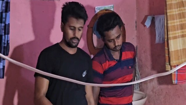 চাঁপাইনবাবগঞ্জে ভারতীয় জাল রুপি তৈরির কারখানায় অভিযান, আটক ২