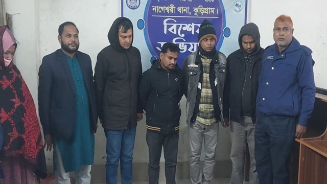 প্রাথমিকে শিক্ষক নিয়োগ পরীক্ষা চলাকালে স্বেচ্ছাসেবক দলের নেতাসহ আটক ৬