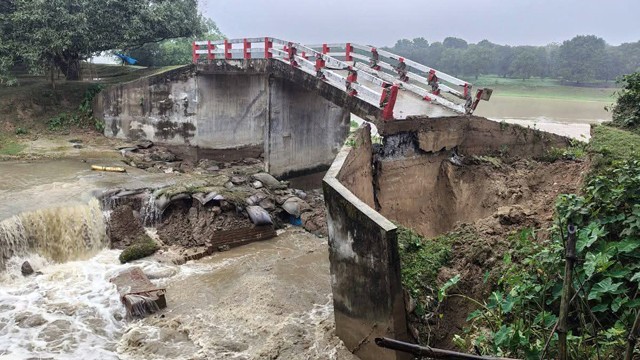 রাতভর বৃষ্টিতে ভেঙে পড়েছে কালভার্ট,  যাতায়াত বন্ধ ৩ ইউনিয়নের বাসিন্দাদের
