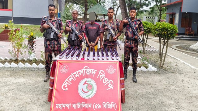 চাঁপাইনবাবগঞ্জে ৫৯ বিজিবির পৃথক অভিযান: ইস্কাফ সিরাপ ও ইয়াবাসহ আটক ২