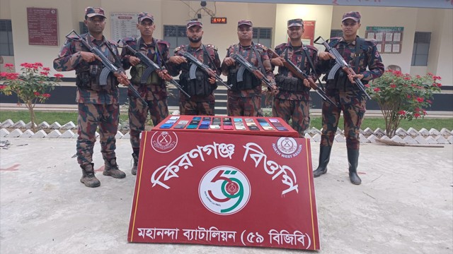 শিবগঞ্জ সীমান্তে ২৯টি ভারতীয় মোবাইল জব্দ