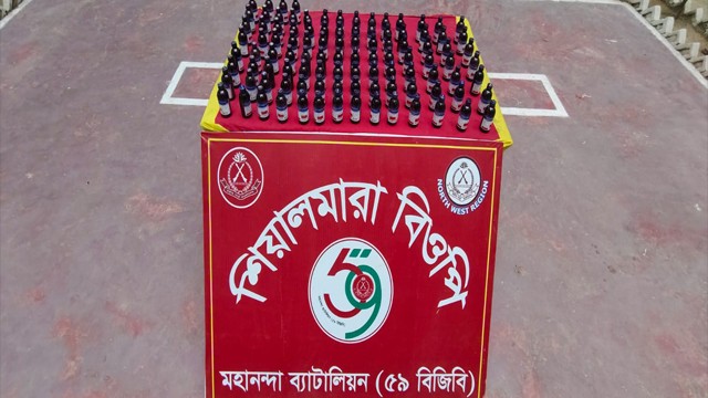 শিবগঞ্জ সীমান্তে ১০২ বোতল নেশা জাতীয় চকো প্লাস জব্দ