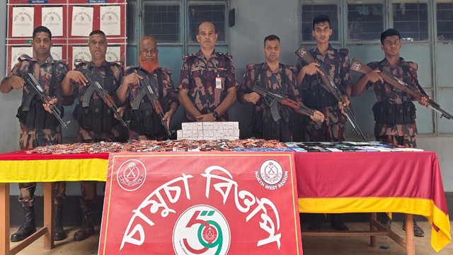 ভোলাহাটে ১৯ হাজার পিস মাদক ট্যাবলেটসহ মোবাইল জব্দ
