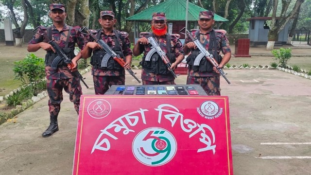 ভোলাহাট সীমান্তে ৫৯ বিজিবির অভিযানে ১৬টি ভারতীয় চোরাই মোবাইল ফোন জব্দ