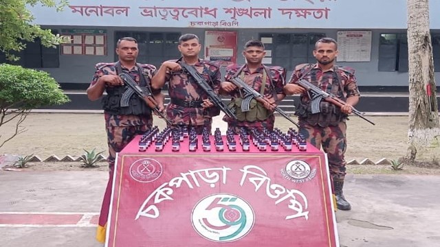 সীমান্তে ৫৯ বিজিবির অভিযানে ভারতীয় এস্কাপ সিরাপ জব্দ