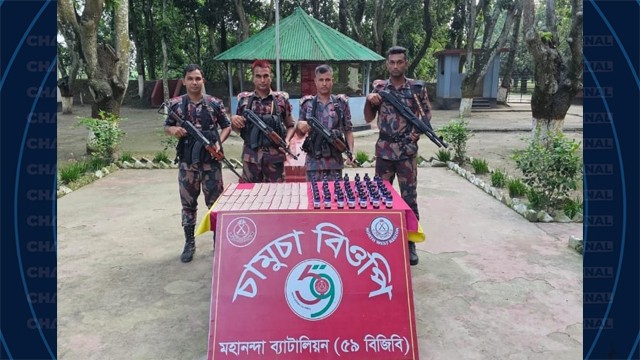 ভোলাহাট সীমান্তে ৫৯ বিজিবির অভিযানে ভারতীয় এস্কাপ সিরাপ ও টেনসিউইন ট্যাবলেট জব্দ
