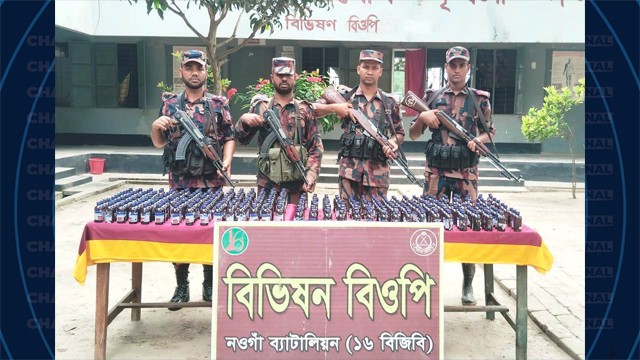 গোমস্তাপুর সীমান্তে ১৬ বিজিবির অভিযানে এস্কাপ সিরাপ ও নৌকা জব্দ
