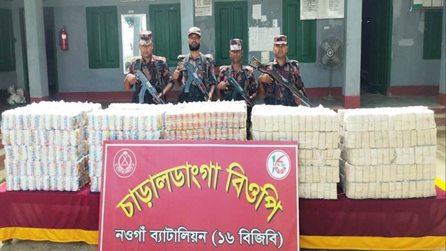 গোমস্তাপুর সীমান্তে সাড়ে ৫ লাখ ভারতীয় পাতার বিড়িসহ নৌকা জব্দ