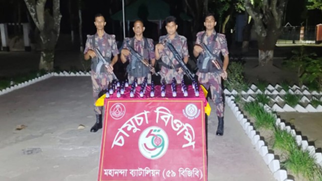 ভোলাহাটে চামুশা সীমান্তে ৫৯ বিজিবি’র অভিযানে ৪৩ বোতল নেশাজাতীয় সিরাপ ইসকাপ জব্দ