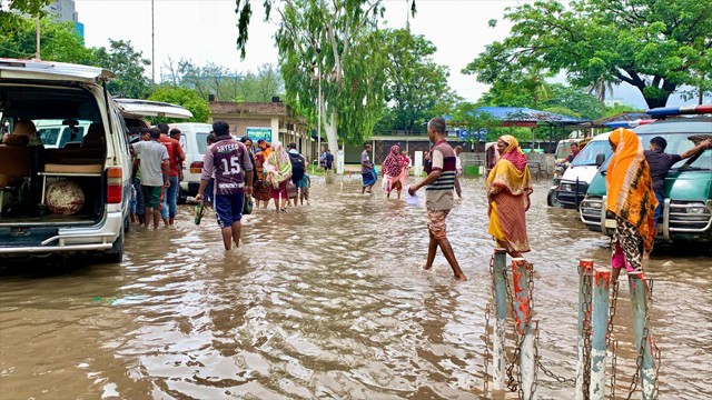 রাজশাহীতে রাতের টানা বৃষ্টিতে জলাবদ্ধতার সৃষ্টি, দুর্ভোগ