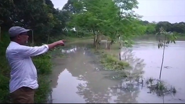 অল্প পানিতেই তলিয়ে যায় কাঁচা রাস্তা, চরম দুর্ভোগে এলাকাবাসী