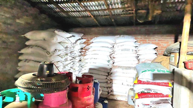 সার মজুদ ও লাইসেন্স ছাড়া বিক্রির অভিযোগে ব্যবসায়ীকে জরিমানা