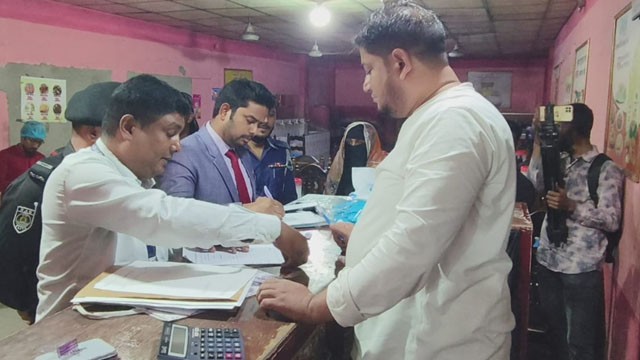 চাঁপাইনবাবগঞ্জে যৌথ অভিযানে তামান্না-ওসমান হোটেলকে ৩০ হাজার টাকা জরিমানা