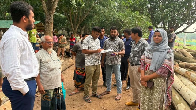 চাঁপাইনবাবগঞ্জে অবৈধ করাত-কলের বিরুদ্ধে বন বিভাগের অভিযান, ৪ জনকে জরিমানা