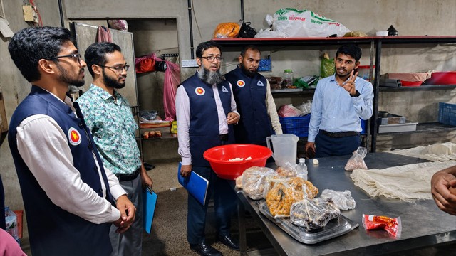 রাজশাহীতে বিএসটিআই’র অনুমোদনহীন দই, মিষ্টি ও ঘি বিক্রেতাকে জরিমানা
