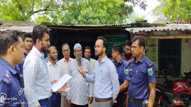 চাঁপাইনবাবগঞ্জ সদরে বেশি দামে সার বিক্রি ও অবৈধ মজুত: ডিলারকে ১ লাখ টাকা জরিমানা