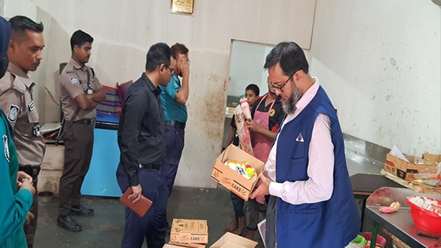 রাজশাহীতে অনুমোদনহীন জন্মদিনের কেক উৎপাদন, বেকারিকে জরিমানা
