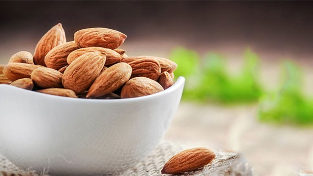 সকালে পানিতে ভেজানো কাঠ বাদাম খেলে কী হয়?