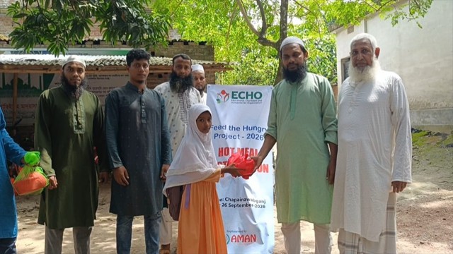 চাঁপাইনবাবগঞ্জে ৪০০ এতিম শিশুর মাঝে গরম খাবার বিতরণ