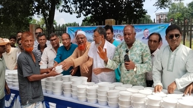 চাঁপাইনবাবগঞ্জে খালেদা জিয়ার জন্মদিনে দোয়া ও খাবার বিতরণ