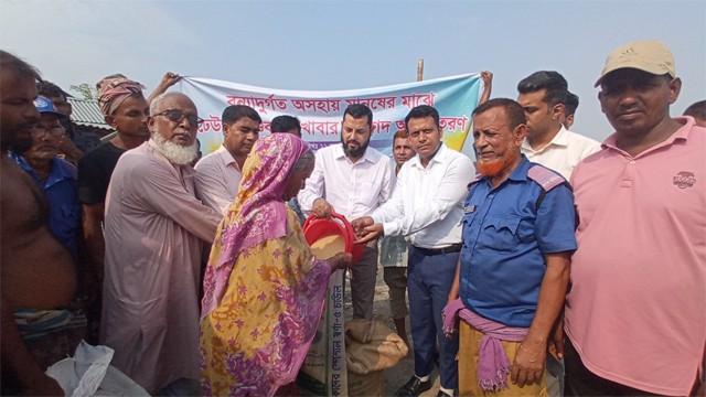 শিবগঞ্জে বন্যার্ত ২৮৩ পরিবারকে খাদ্যসামগ্রী ও ঢেউটিন প্রদান
