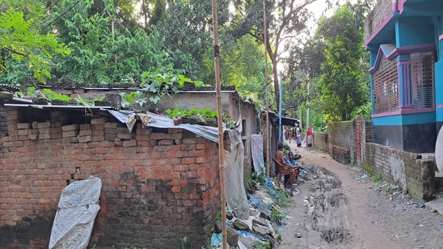 চাঁপাইনবাবগঞ্জের খাস পাড়ায় তিন-চার প্রজন্মের ঠিকানা ছাড়ার নির্দেশ, আতংকে ৫০ পরিবার