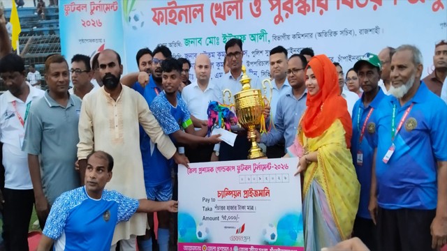 জেলা প্রশাসক গোল্ডকাপ ফুটবলের ফাইনালে ট্রাইবেকারে চ্যাম্পিয়ন গোমস্তাপুর