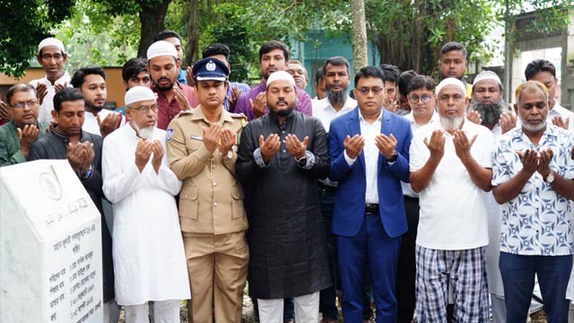 জুলাই গণঅভ্যুত্থান দিবসে রাজশাহীতে শহীদ সাকিব আঞ্জুমানের কবর জিয়ারত