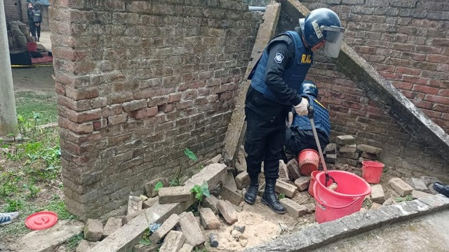 চাঁপাইনবাবগঞ্জে পরিত্যক্ত বাড়ি থেকে ৪১টি তাজা ককটেল উদ্ধার