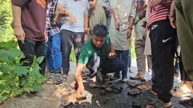 টানলেই উঠছে কার্পেটিং, রাস্তায় নিম্নমানের কাজ বন্ধ করালেন হাসনাত আব্দুল্লাহ