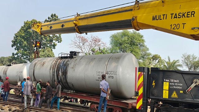 ১০ ঘণ্টা পর লাইনচ্যুত চার ওয়াগন উদ্ধার, যাত্রা বাতিল মহানন্দার
