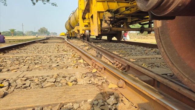 চাঁপাইনবাবগঞ্জের আমনুরাতে তেলবাহী ট্রেন লাইনচ্যুত