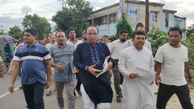 বিএনপির ৩১ দফা বাস্তবায়নের লক্ষ্যে চাঁপাইনবাবগঞ্জে লিফলেট বিতরণ