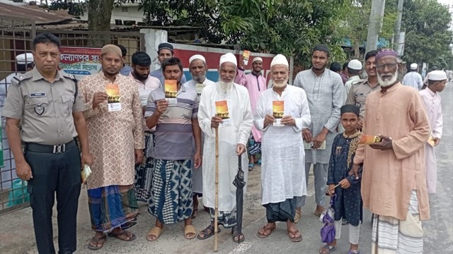 জুমার নামাজ শেষে ডিএনসির মাদকবিরোধী লিফলেট বিতরণ