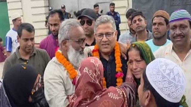 জেলগেটে আ.লীগ নেতাকে মালা দিয়ে বরণ করলেন বিএনপির এমপি