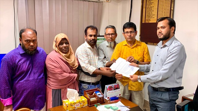 কারণ দর্শানো ছাড়াই জিপিও-তে ১৩ কর্মচারী ছাঁটাই, প্রতিবাদে রাজশাহীতে মানববন্ধন