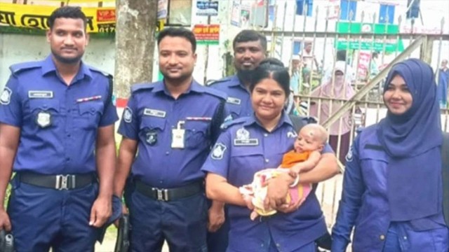 পরীক্ষার হলে মা, শিশুকে কোলে নিয়ে প্রশংসায় ভাসছেন পুলিশ কনস্টেবল শিল্পী