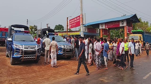 গোমস্তাপুরে বিএনপি নেতার পাম্পে তেল নিতে গিয়ে পুলিশ সদস্যকে মারধর, আটক-৩