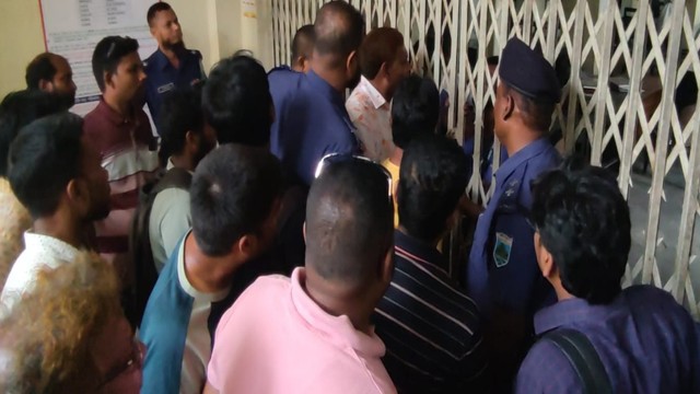 আইনজীবীদের দুই পক্ষের মারামারিতে গুরুতর আহত ৪, সাংবাদিককে আটকে রেখে নির্যাতন