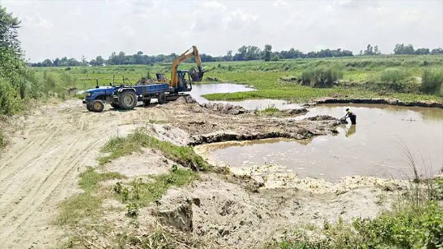 কবরস্থান ভরাটের কথা বলে নদীপাড়ের মাটি লুটের অভিযোগ
