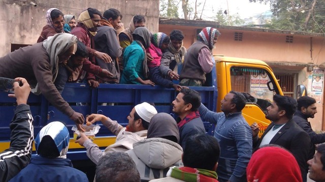 তারেক রহমানের আগমনে  শিবগঞ্জে মিষ্টি বিতরণ