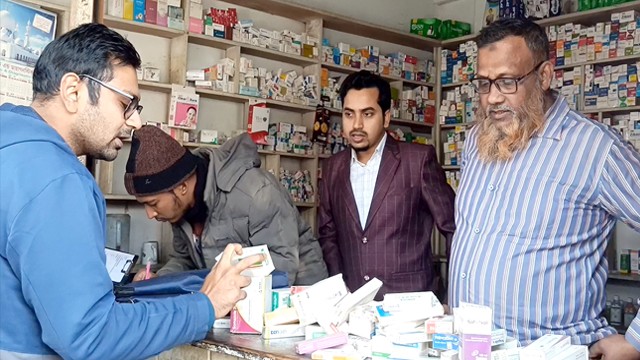 শিবগঞ্জে ভ্রাম্যমাণ আদালতের অভিযানে ৪ ফার্মেসীকে অর্থদণ্ড