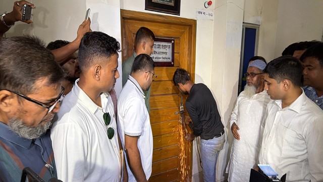 রামেবিতে ম্যাজিস্ট্রেটের উপস্থিতিতে কাটা হলো উপাচার্যের কক্ষের তালা