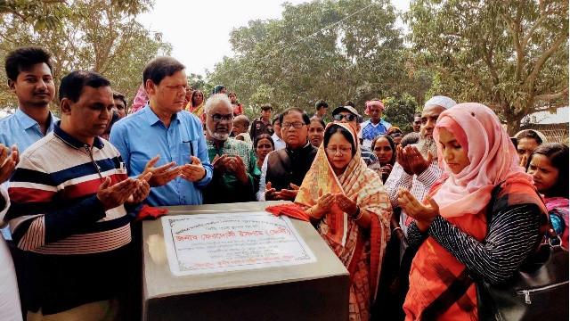 নাচোলে ইলামিত্র সরকারি প্রাথমিক বিদ্যালয়ের নতুন ভবনের ভিত্তিপ্রস্তরের উদ্বোধন